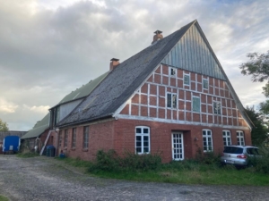 Resthof-mit-Imkerei-Fachwerk-Giebel-Jens-Wilken-NAW-Landkreis-Cuxhaven
